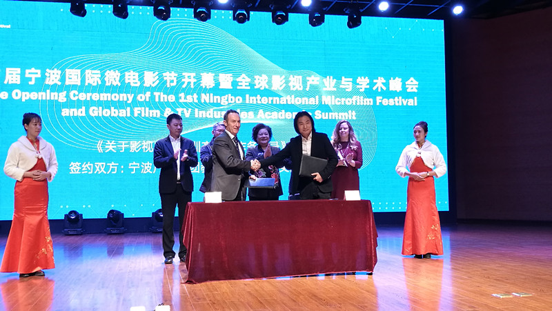 1486346218332746.jpg 廣電集團(tuán)與英國(guó)諾丁漢大學(xué)共同簽署了影視文化培訓(xùn)產(chǎn)業(yè)合作備忘錄.jpg