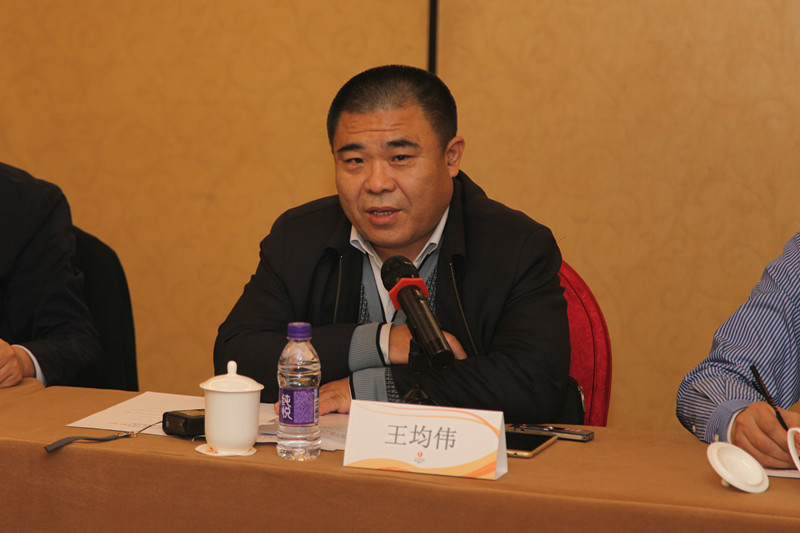 中央文獻(xiàn)研究室第二編研部主任王均偉在座談會上發(fā)言.jpg