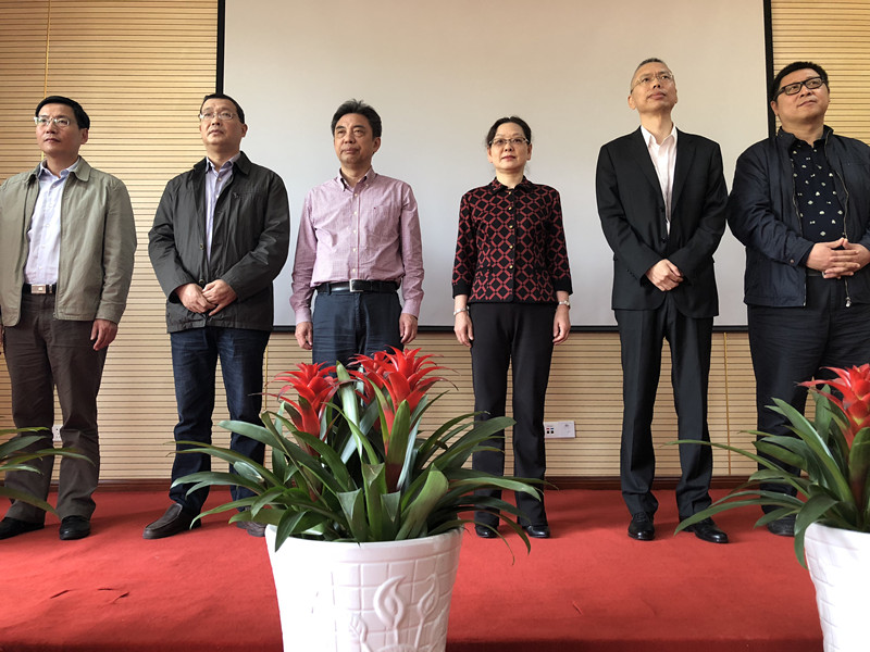 圖6 市交通運(yùn)輸工會(huì)、市杭州灣大橋發(fā)展有限公司、寧波廣電集團(tuán)等領(lǐng)導(dǎo)出席獻(xiàn)花儀式.JPG