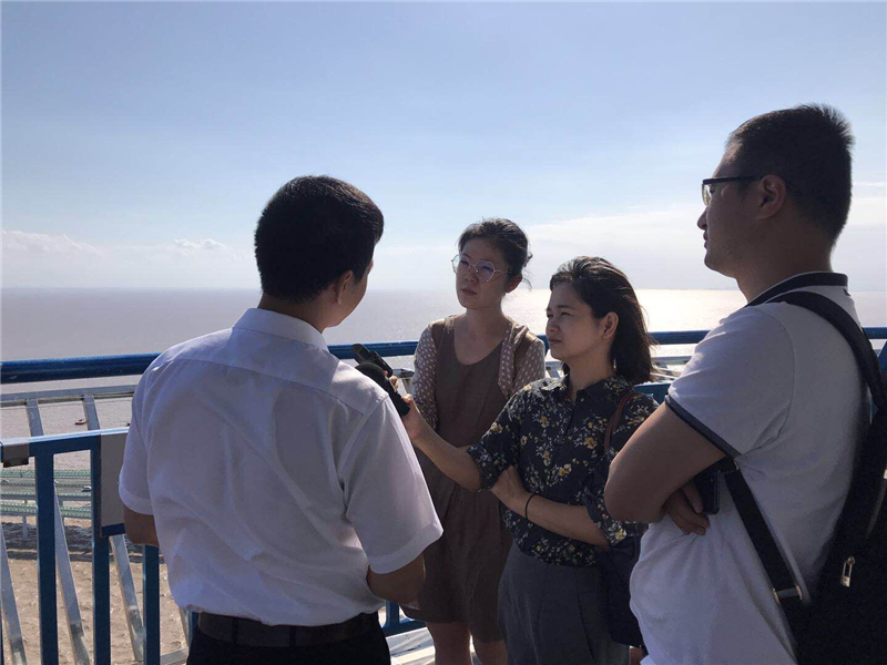 寧波臺記者和上海臺記者在杭州灣大橋采訪_副本.jpg