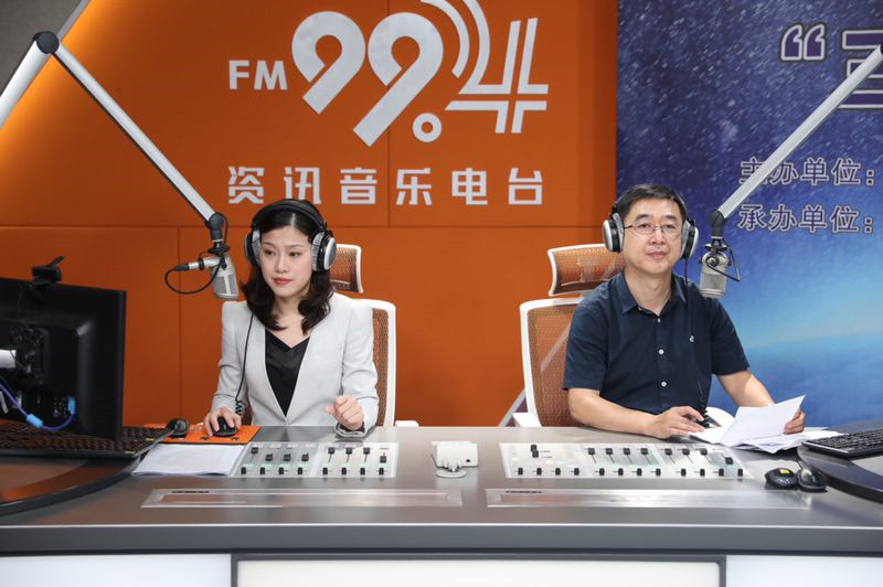 FM92.0主持人宏偉和FM99.4主持人春芬.jpg