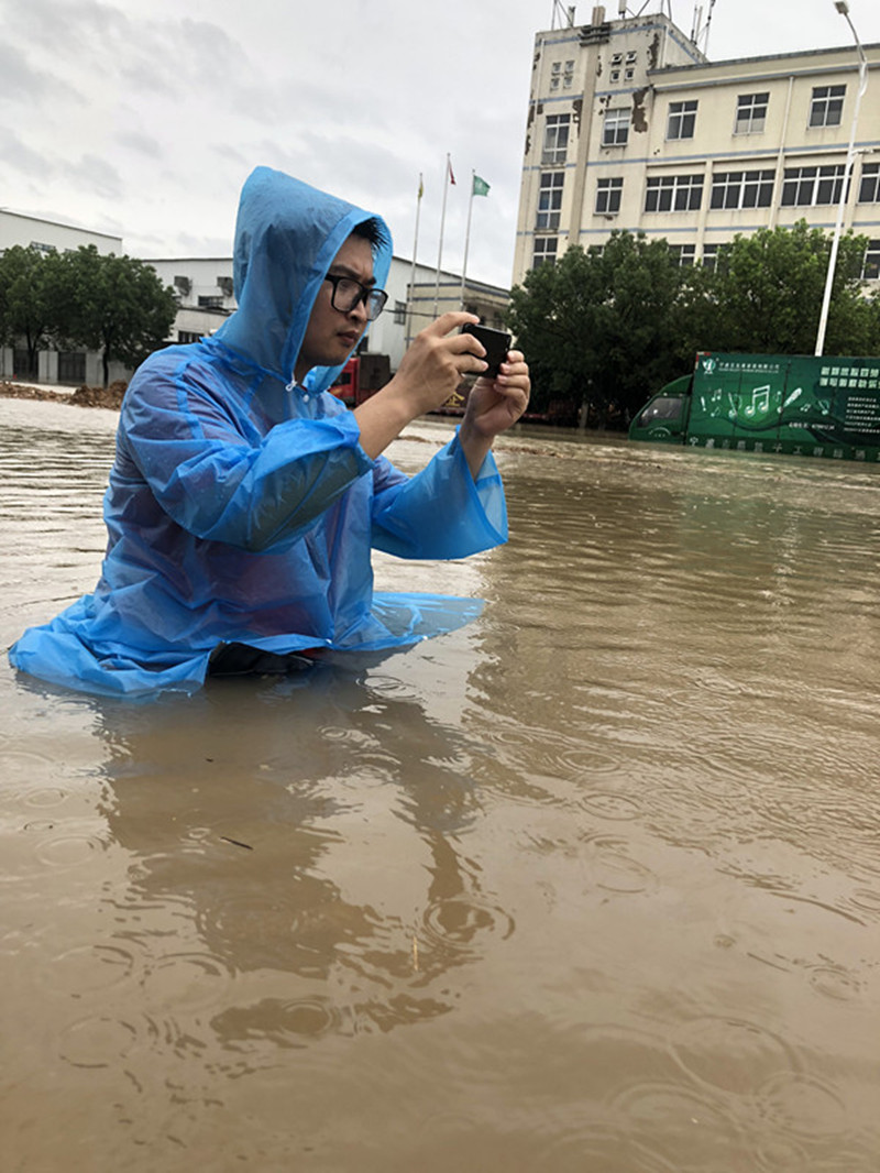 寧聚記者王福壽在海曙區(qū)洞橋鎮(zhèn)臺風現(xiàn)場采訪.jpg