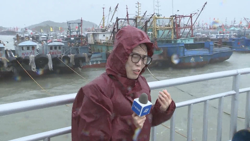 風大雨大，《寧波新聞》記者鄭吟在象山石浦出口播.jpg