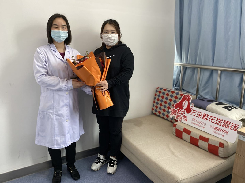 新聞綜合廣播記者李寧向?qū)幉ㄔ醯膶幉ㄡt(yī)療中心李惠利醫(yī)院主任醫(yī)師董縐縐的妻子獻(xiàn)花、.jpg