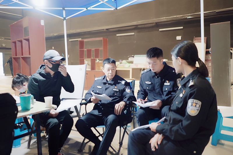 圖3  導(dǎo)演與主演圍讀劇本.jpg