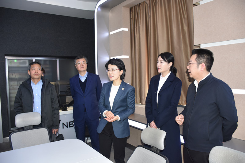 金彥部長(zhǎng)參觀考察全媒體新聞指揮中心.JPG