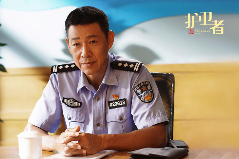 張豐毅飾演資深社區(qū)民警周建斌.jpg