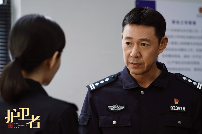 圖4 周建斌和所長陳曉靜交談.jpg