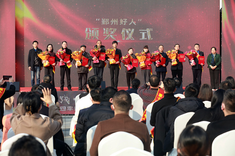 “鄞州好人”代表領獎.JPG