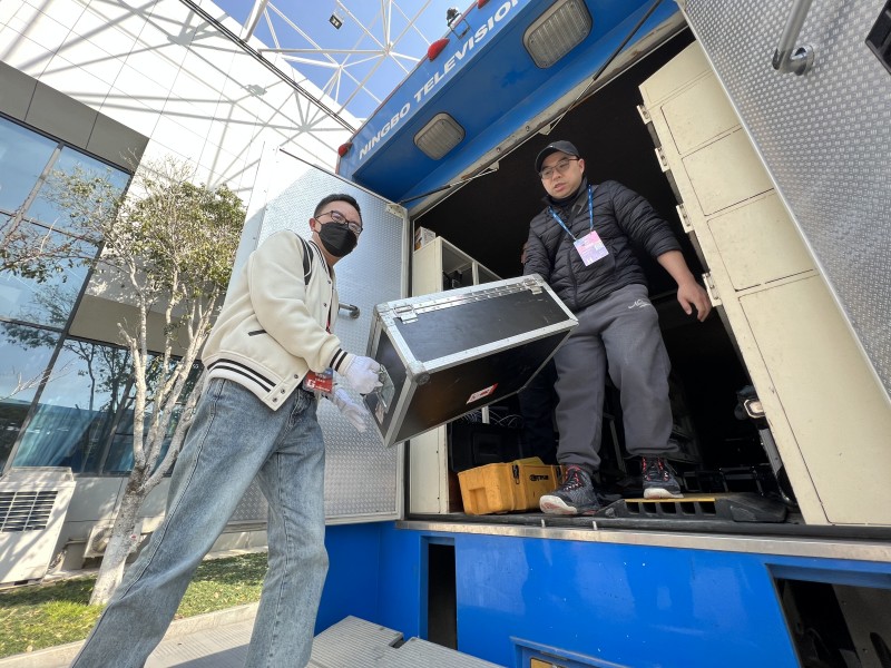 轉(zhuǎn)播團(tuán)隊(duì)搬運(yùn)設(shè)備.jpg
