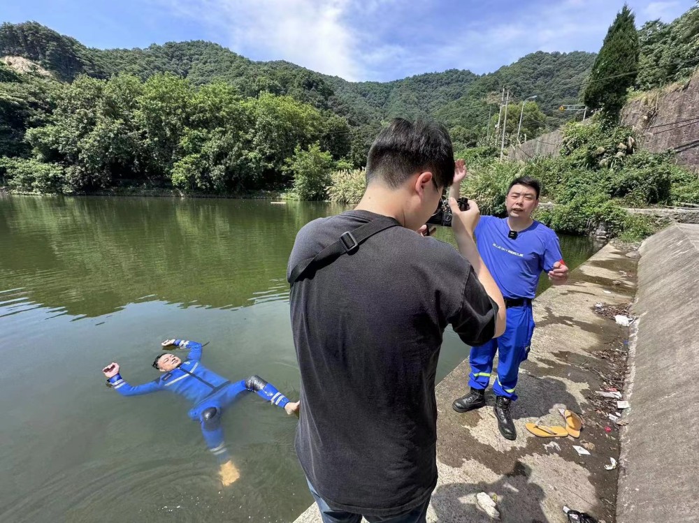 《第一聚焦》記者在戶外拍攝夏季防溺水專題.jpg