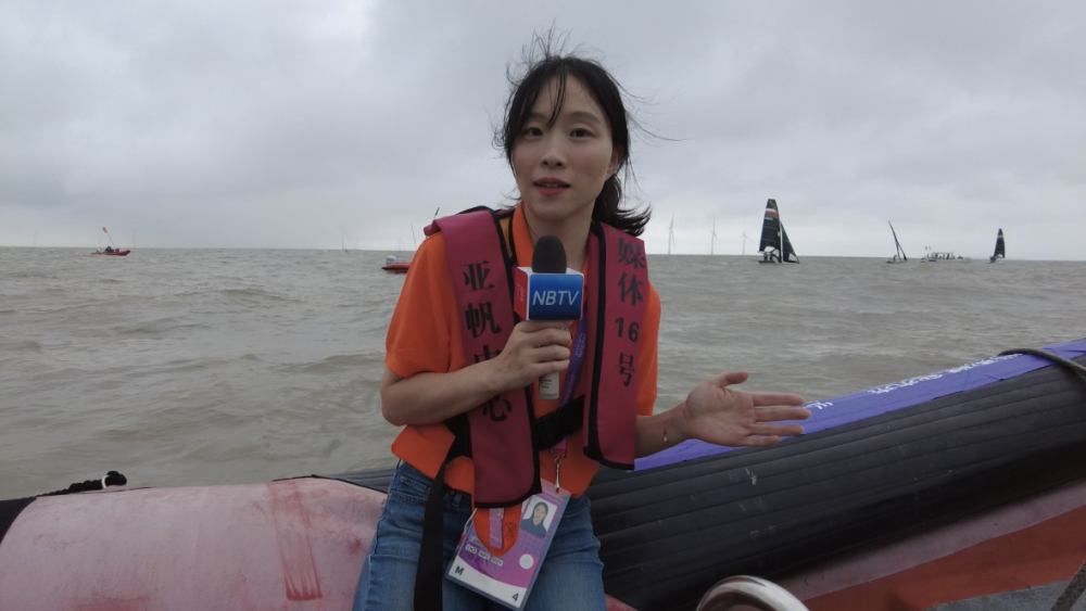 帆船比賽中，廣電記者乘坐媒體船進入海域現(xiàn)場報道.jpg