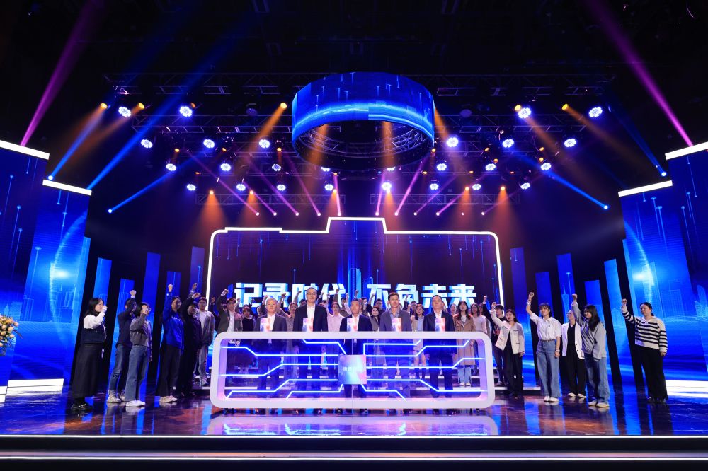 圖10 “寫給未來(lái)的自己”百封記者手寫箋投遞儀式。.jpg