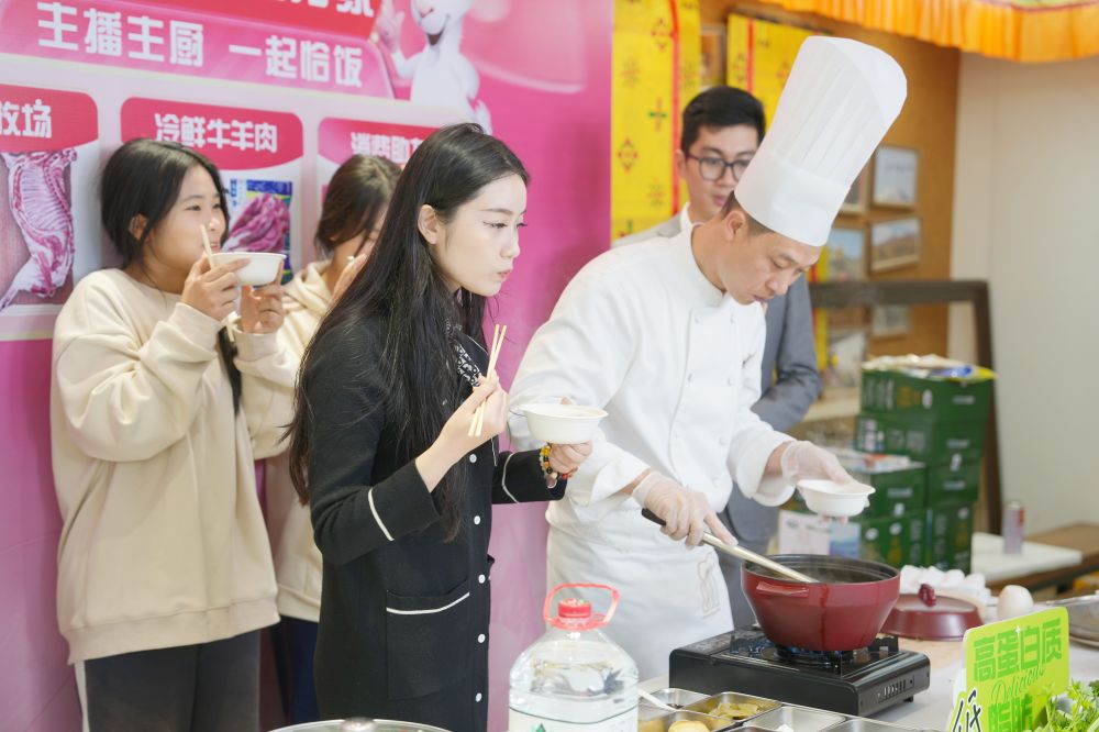 圖三 抖音探店達人@YAMI吃玩寧波品嘗錢湖國賓館行政總廚張中良烹飪天峻羊肉.jpg