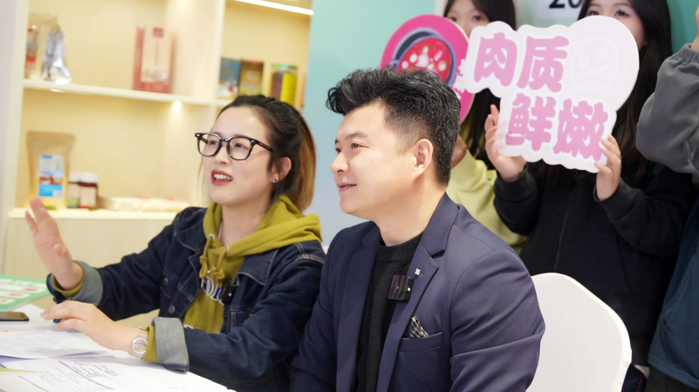 圖二 FM98.6主播子涵與寧波本地美食博主@惠子不挑食 .png