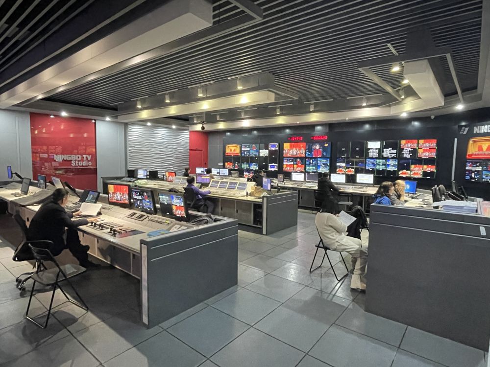 直播中的播控機房.jpg