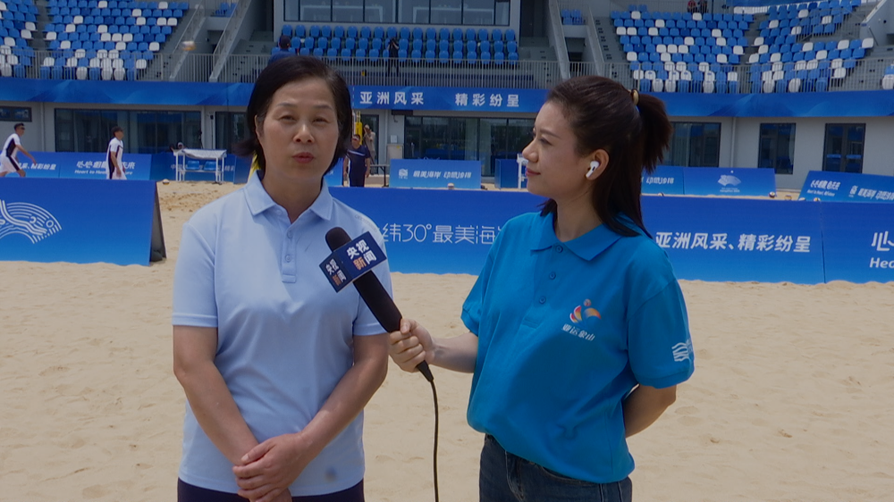 二、寧波廣電集團(tuán)記者黃瑤汝采訪寧波象山半邊山沙灘排球中心運行團(tuán)隊常務(wù)副指揮長  徐小平.png