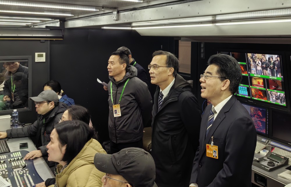 市人大常委會(huì)主任張平和市政協(xié)主席陳龍來到現(xiàn)場直播車看望工作人員，高度肯定直錄播工作.jpg