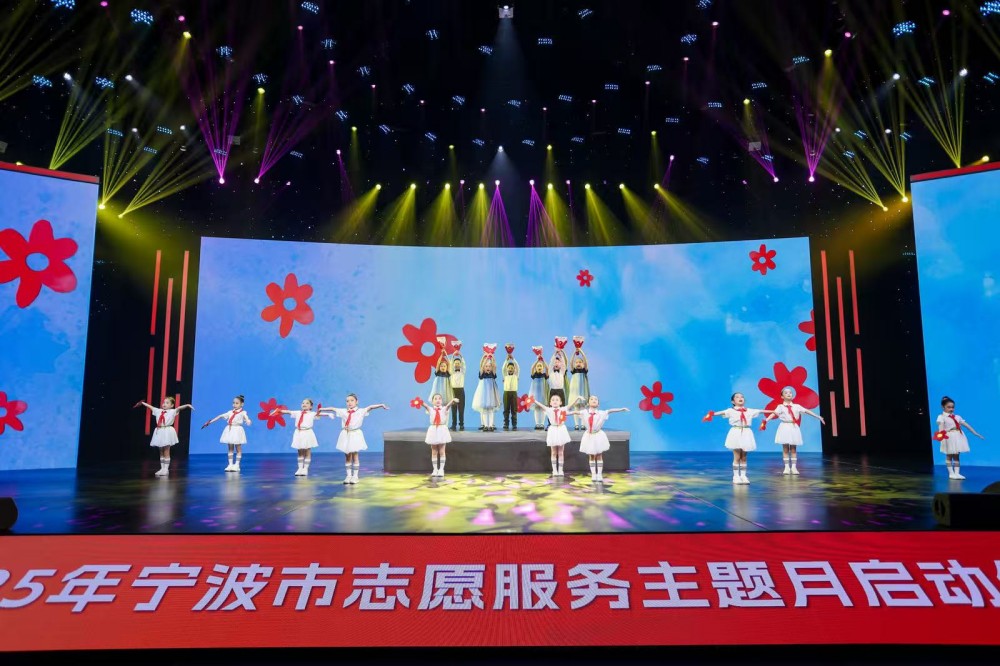 （上圖為小演員在升降舞臺(tái)上表演《送你一朵小紅花》）.jpg
